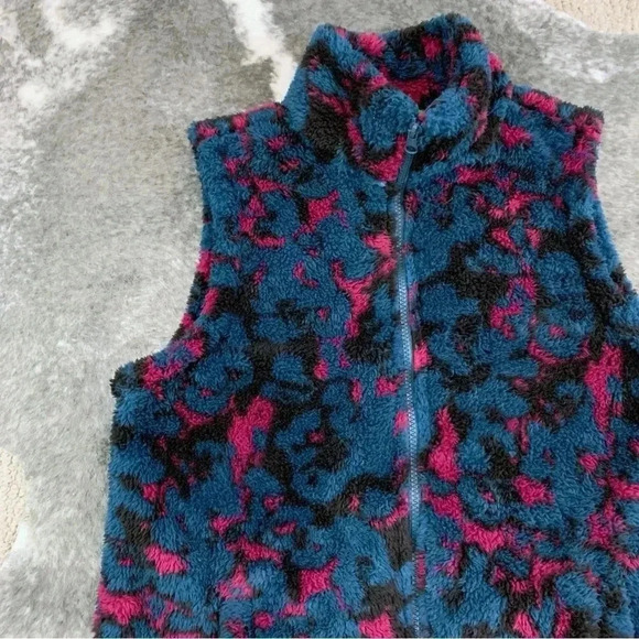 NWT Cozy Zip Up Vest - Picture 4 of 12